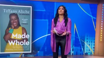 Simkhai Paradisa Wrap Top porté par Reena Roy vu dans Good Morning America le 21 novembre 2023