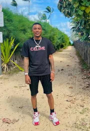 Camiseta con el logotipo de Celine Black & Red Studded Logo usada por Armon Warren en la cuenta de Instagram @armon.warren