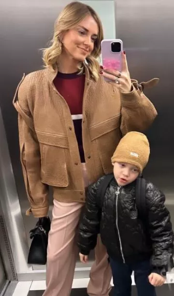 Funda de silicona para iPhone de Apple con Magsafe en lila utilizada por Chiara Ferragni en su historia de Instagram el 20 de noviembre de 2023