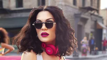 Auriculares Beats Color Mixr utilizados por Jessie J en el video musical de Bang Bang con Ariana Grande, Nicki Minaj