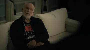 Camiseta estampada de Kenzo usada por Grigor Andolov (John Malkovich) como se ve en la serie de televisión Billions (S07E06)