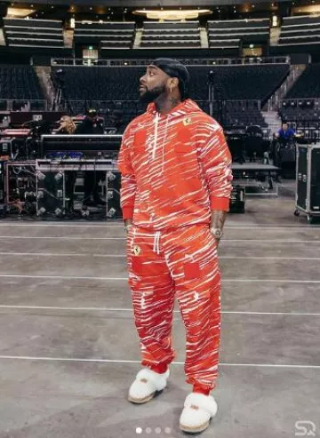 Pantoufles Ugg en tricot blanc en peau de mouton 'Cozy' portées par Davido sur le compte Instagram @davido