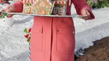 Abrigo rosa con capucha de piel usado por Emily (Lacey Chabert) como se ve en la película Haul Out the Holly: Lit Up