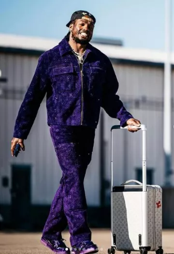 Veste de travail Louis Vuitton en daim violet monogrammée portée par Derrick Henry sur le compte Instagram @imdroc15