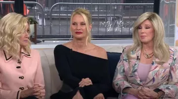 Blazer en forme d’aile de papillon peintrement d’Etro porté par Morgan Fairchild tel qu’on le voit dans Aujourd’hui le 22 novembre 2023