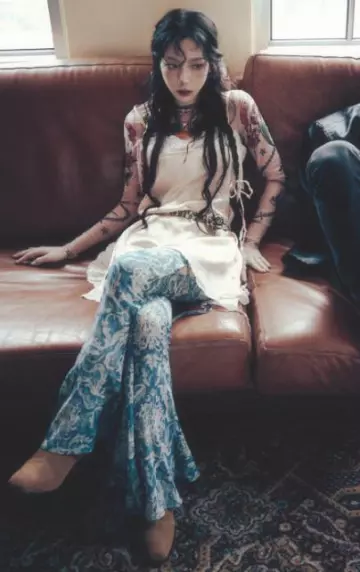 Knwls Pantalones de tiro bajo estampados en mezcla de seda usados por Taeyeon en To. X Image Teaser el 20 de noviembre de 2023