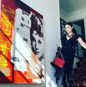 Bolso con solapa clásico de Chanel usado por Michelle Trachtenberg en su publicación de Instagram el 20 de noviembre de 2023