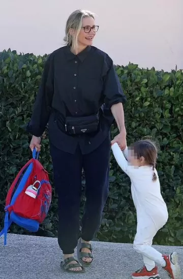 Sac banane Prada Re-Nylon porté par Cameron Diaz à Montecito le 18 novembre 2023