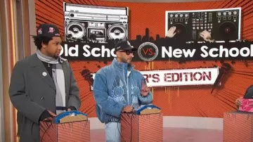 Who Decides War Chaqueta bomber de mezclilla bordada usada por Swizz Beatz como se ve en Sherri el 14 de noviembre de 2023
