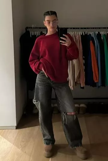Sudadera oversized PrettyLittleThing Burgundy Ultimate usada por Dixie D'Amelio en su publicación de Instagram el 19 de noviembre de 2023