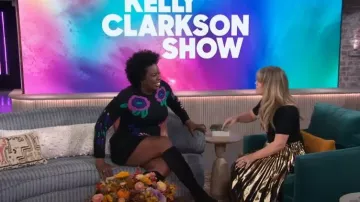 Top con hombros descubiertos de Alexander McQueen usado por Kelly Clarkson como se ve en The Kelly Clarkson Show el 15 de noviembre de 2023