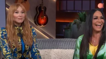 Maxi abrigo bordado Alice + Olivia Thomas usado por Jewel como se ve en The Kelly Clarkson Show el 15 de noviembre de 2023