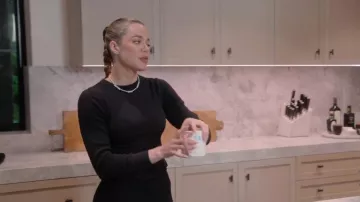 Body à col montant Skims Essential porté par Khloé Kardashian dans The Kardashians (S04E09)