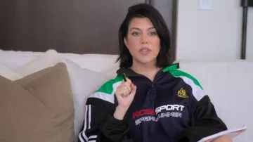 Sweat-shirt Martine Rose Duel Track Half-zip porté par Kourtney Kardashian dans The Kardashians (S04E09)