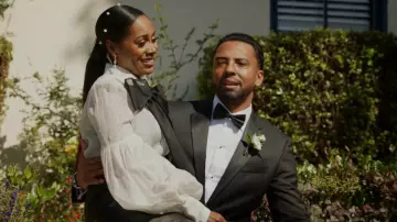 Blusa con cuello corbata Zimmermann Ivory Dancer usada por Lola Carmichael (Simone Missick) como se ve en All Rise (T03E20)