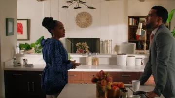 Magda Butrym Blusa de seda con broche rosa de lunares usada por Lola Carmichael (Simone Missick) como se ve en All Rise (T03E20)