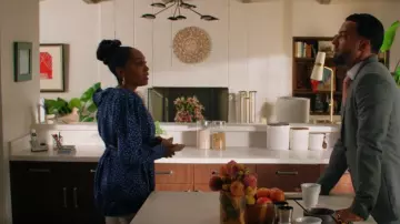 Magda Butrym Blusa de seda con broche rosa de lunares usada por Lola Carmichael (Simone Missick) como se ve en All Rise (T03E20)