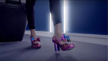Los tacones rosa metálico que usó Virginie en The Circle Game