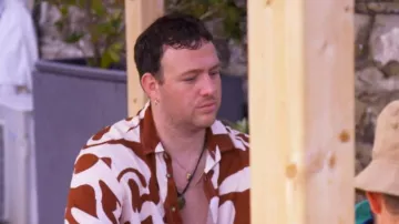 Camisa oversize de Asos Design usada por Kyle como se ve en Below Deck Mediterranean (S08E09)