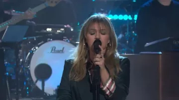 Chaqueta Veronica Beard Roche Dickey usada por Kelly Clarkson como se ve en The Kelly Clarkson Show el 19 de noviembre de 2023