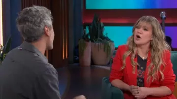 Camiseta Mother The Boxy Goodie usada por Kelly Clarkson como se ve en The Kelly Clarkson Show el 23 de noviembre de 2023