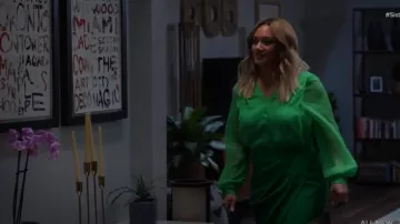 Body de seda con cuello en V de Sergio Hudson usado por Fatima (Crystal Hayslett) como se ve en Sistas de Tyler Perry (T06E15)