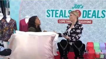 Cinq a Sept Suki Ikat Floral Blazer usado por Jill Martin como se ve en Today el 23 de noviembre de 2023