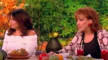 Top Khaite Zuri con hombros descubiertos usado por Ana Navarro como se ve en The View el 22 de noviembre de 2023