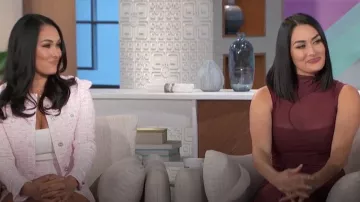 Camila Coelho Robe longue lagon en violet portée par Nikki Bella comme on le voit dans The Talk le 17 novembre 2023