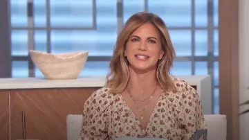 Robe à plusieurs niveaux Miranda d’Ulla Johnson portée par Natalie Morales vue dans The Talk le 21 novembre 2023