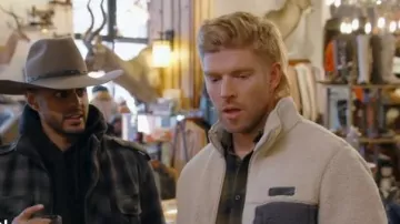 Columbia Steen Mountain 2.0 Full Zip Fleece en Beige porté par Kyle Cooke comme on le voit dans Winter House (S03E05)