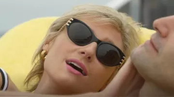 Le Specs Bomb­shell Sun­glass­es Black worn by Princess Diana (Elizabeth Debicki) as seen in The Crown (S06E02)