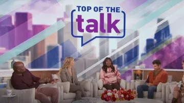 Pantalones Veronica Beard Arte usados por Amanda Kloots como se ve en The Talk el 21 de noviembre de 2023