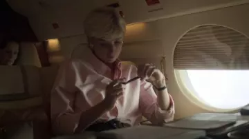 Camisa Oxford Polo Ralph Lauren Classic Fit en Bath Pink usada por la princesa Diana (Elizabeth Debicki) como se ve en The Crown (T06E02)
