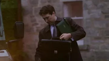 Maletín de cuero Thierry Mugler usado por The Publicist como se ve en The Crown (T06E02)