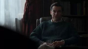 Suéter de cachemira de punto trenzado de Ralph Lauren Purple Label usado por el príncipe Carlos (Dominic West) como se ve en The Crown (T06E02)