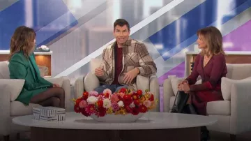 Vestido Staud Shoko en Syrah Blend usado por Natalie Morales como se vio en The Talk el 22 de noviembre de 2023