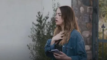 Levi’s Stranger Things Denim Veste trucker Netflix Stripe Blue portée par Whitney Siegel (Emma Stone) comme on le voit dans La Malédiction (S01E02)