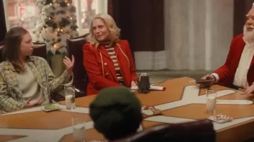 Sudadera con capucha Veronica Beard Wonder Woman Edición Limitada Dickey usada por la Sra. Claus (Elizabeth Mitchell) como se ve en The Santa Clauses (S02E04)