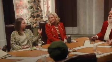 Veronica Beard Miller Dickey Blazer de crepé elástico de doble botonadura usado por la Sra. Claus (Elizabeth Mitchell) como se ve en The Santa Clauses (S02E04)