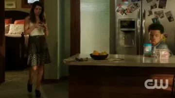 Falda acampanada BCBG Max Azria usada por Annie Wilson (Shenae Grimes) como se ve en 90210 (S05E03)