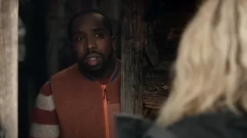 Gilet en polaire Russell Athletic Zip Through en orange porté par Mike Cooper (Kiell Smith-Bynoe) comme on le voit dans Ghosts (S05E01)