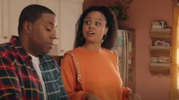 Sweat-shirt International Concepts Chain Trim porté par Janay (Hayley Marie Norman) comme on le voit dans Kenan (S02E07)