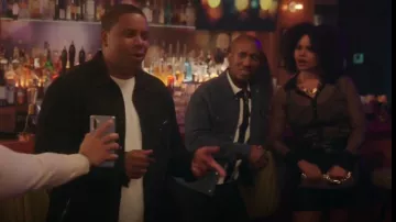 Short à nouer en cuir de New York porté par Janay (Hayley Marie Norman) comme on le voit dans Kenan (S02E01)