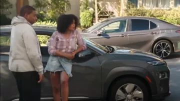 BP. Cardigan à carreaux douillet porté par Janay (Hayley Marie Norman) comme on le voit dans Kenan (S02E08)