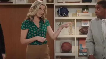 Alice + Olivia Juliette Blusa usada por Tami (Taylor Louderman) como se ve en Kenan (S01E03)