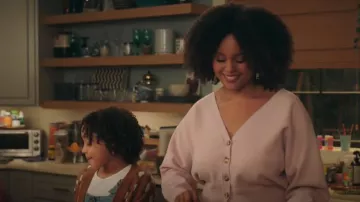 Cardigan A.L.C. Peters porté par Janay (Hayley Marie Norman) dans Kenan (S02E09)