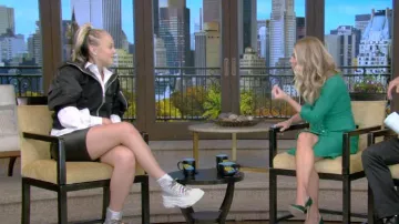 Botas lisas con suela de cuero adornadas con cristales de Alexander McQueen usadas por JoJo Siwa como se vio en VIVO con Kelly y Mark el 20 de noviembre de 2023