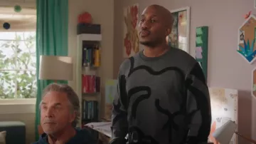 Sudadera Kenzo K-Tiger usada por Gary Williams (Chris Redd) como se ve en Kenan (S02E01)