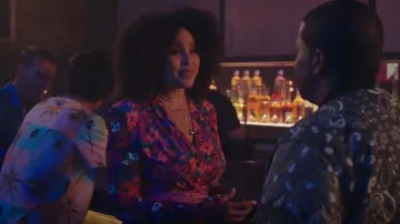 Top imprimé Zara avec épaulettes porté par Janay (Hayley Marie Norman) comme on le voit dans Kenan (S02E09)